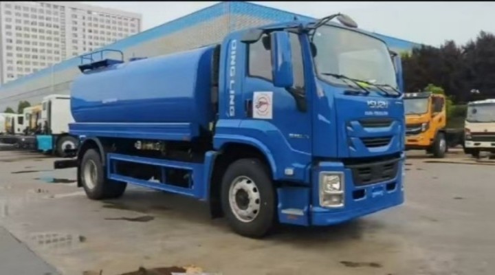 Caminhão-pipa ISUZU GIGA de 15.000 litros